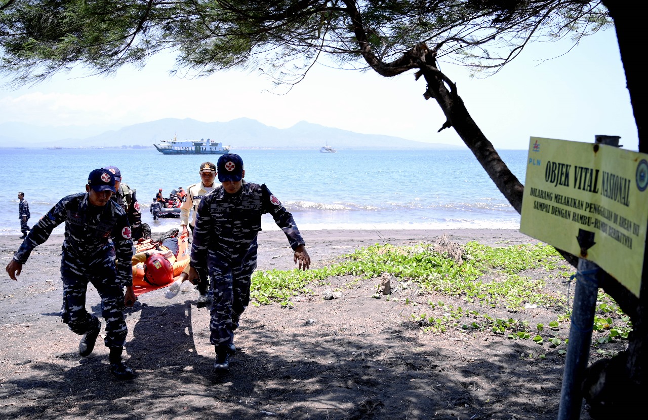 Tim kesehatan TNI-AL memeriksa kondisi korban pada simulasi Tanggap Darurat Kabel Bawah Laut di Pantai Bulusan, Banyuwangi, Jawa Timur.