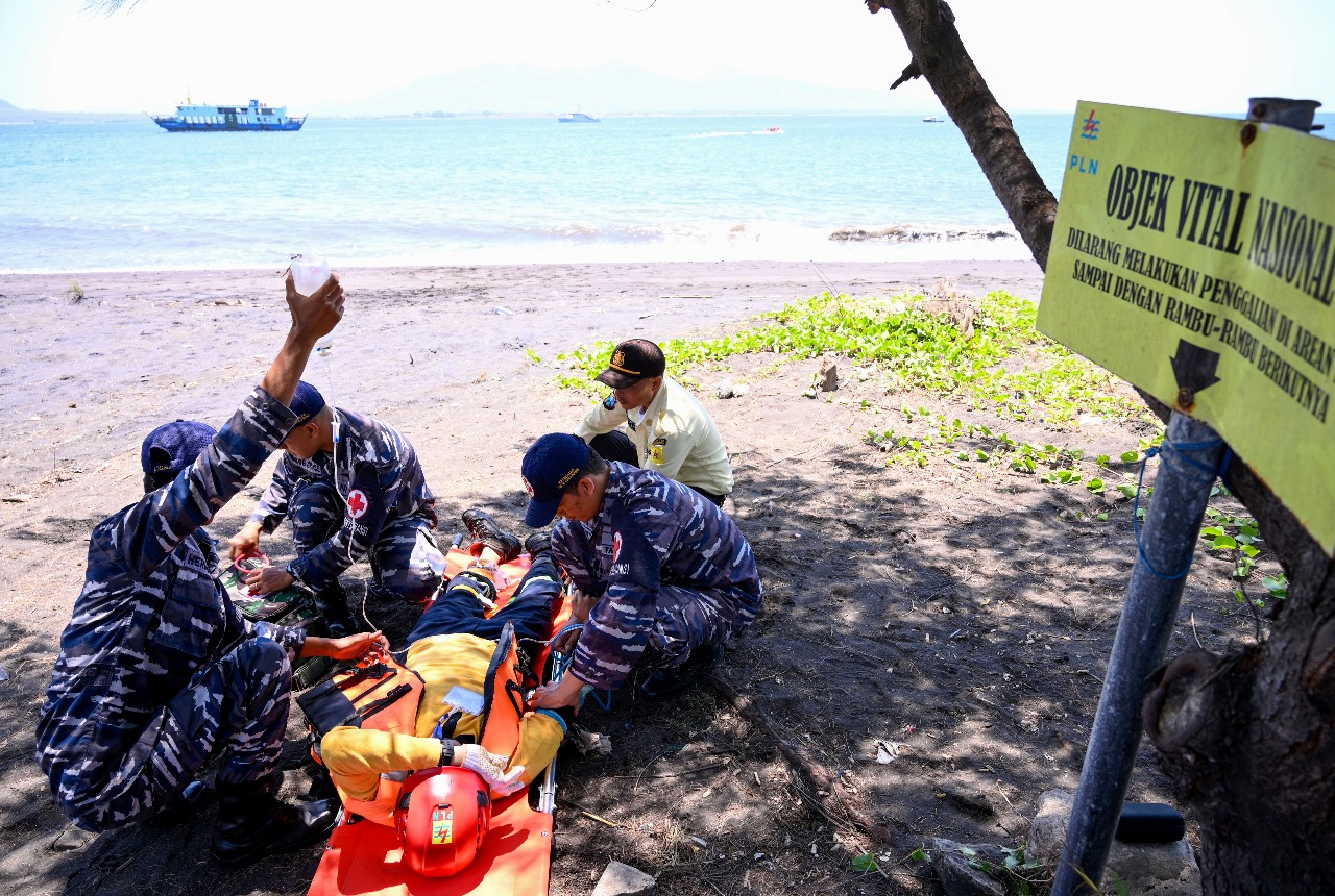 Tim kesehatan TNI-AL memeriksa kondisi korban pada simulasi Tanggap Darurat Kabel Bawah Laut di Pantai Bulusan, Banyuwangi, Jawa Timur, Kamis (24/10).