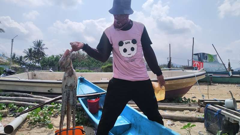 TANGKAPAN: Nelayan denganm hasil tangkapan gurita di Pantai Dusun Pancer, Desa Sumberagung, Kecamatan Pesanggaran Minggu (28/10).