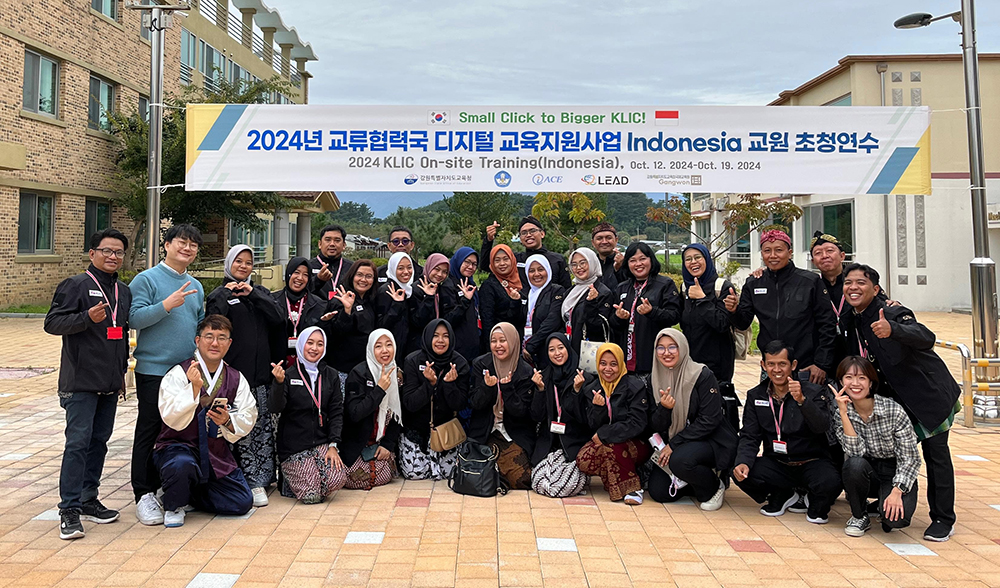 NEGERI GINGSENG: Peserta Korean e-Learning Improvement Cooperation (KLIC) berfoto bersama dengan pendamping pada 12&ndash;19 Oktober lalu di Korea Selatan.