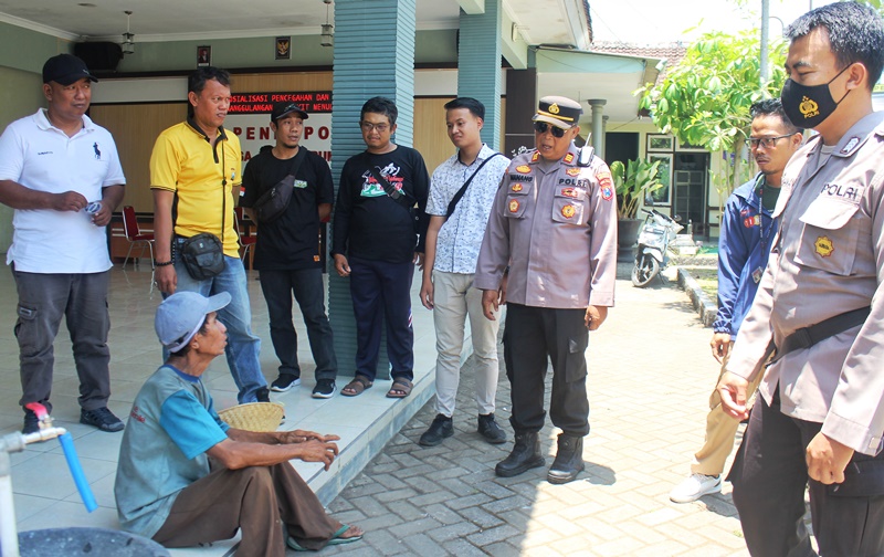 DIAMANKAN: Kapolsek Sempu AKP Nanang Wardhana bersama anggota saat mengamankan ODGJ di kantor Desa Tegalarum, Kecamatan Sempu kemarin (28/10)