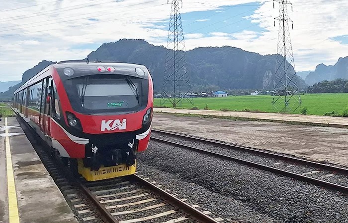 KA Celebes tiba di Stasiun Rammang-rammang, Kabupaten Maros, Sulawesi Selatan.