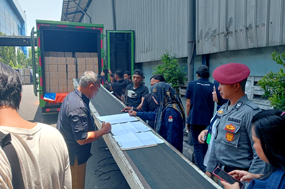 PROSES PACKING: Surat suara Pilgub Jatim untuk Banyuwangi sudah selesai dicetak di Gresik, Selasa (29/10). Saat ini dalam proses pengiriman ke Banyuwangi.