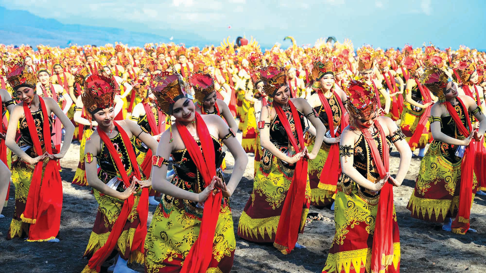 Ribuan penari tampil memukau pada pergelaran Gandrung Sewu 2024 di Pantai Marina Boom, Banyuwangi, Sabtu (26/10) lalu.