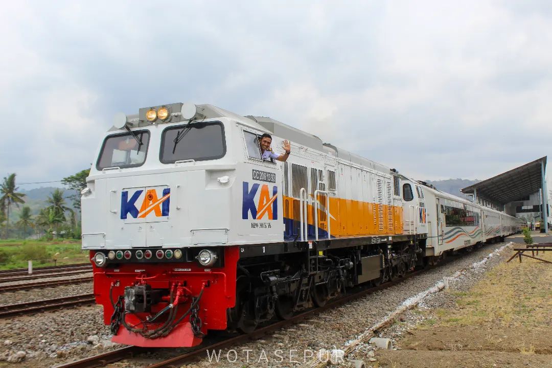 KA Wijayakusuma berangkat dari Stasiun Ketapang, Banyuwangi.