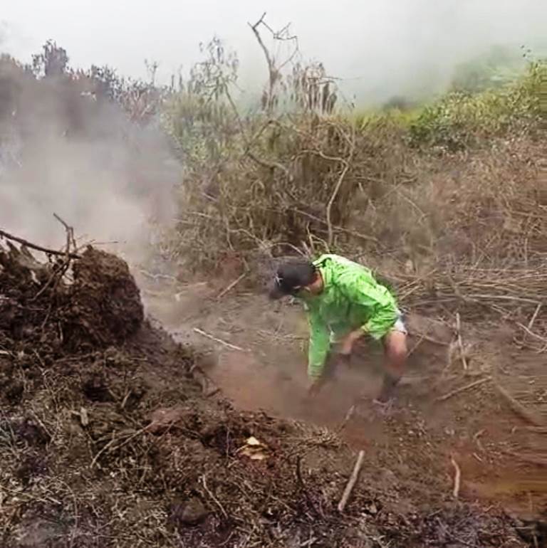 PEMADAMAN: Salah satu anggota tim survei sedang memadamkan titik api di lereng Gunung Raung di Dusun Wonorejo, Desa Kalibaru Wetan, Kecamatan Kalibaru beberapa waktu lalu.
