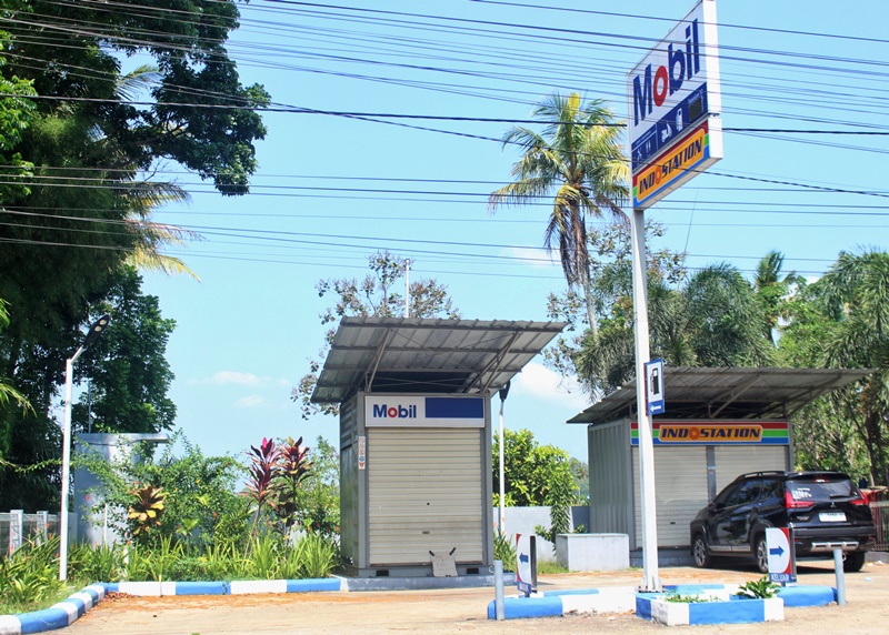 TUTUP: Gerai SPBU Indostation Mobil di Desa Gumirih, Kecamatan Singojuruh tutup sejak sebulan lalu Selasa (29/10).