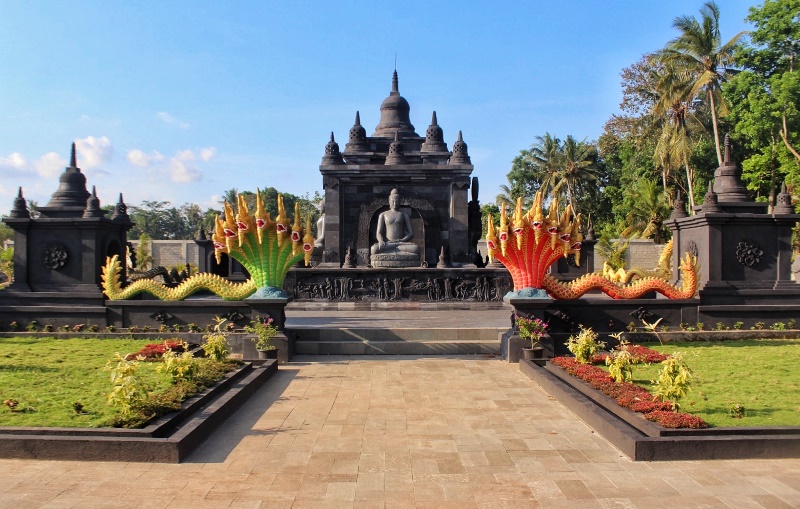 MEGAH: Candi Manggala di Vihara Dhamma Harja Dusun Sidorejo Wetan, Desa Yosomulyo, Kecamatan Gambiran Rabu (30/10)