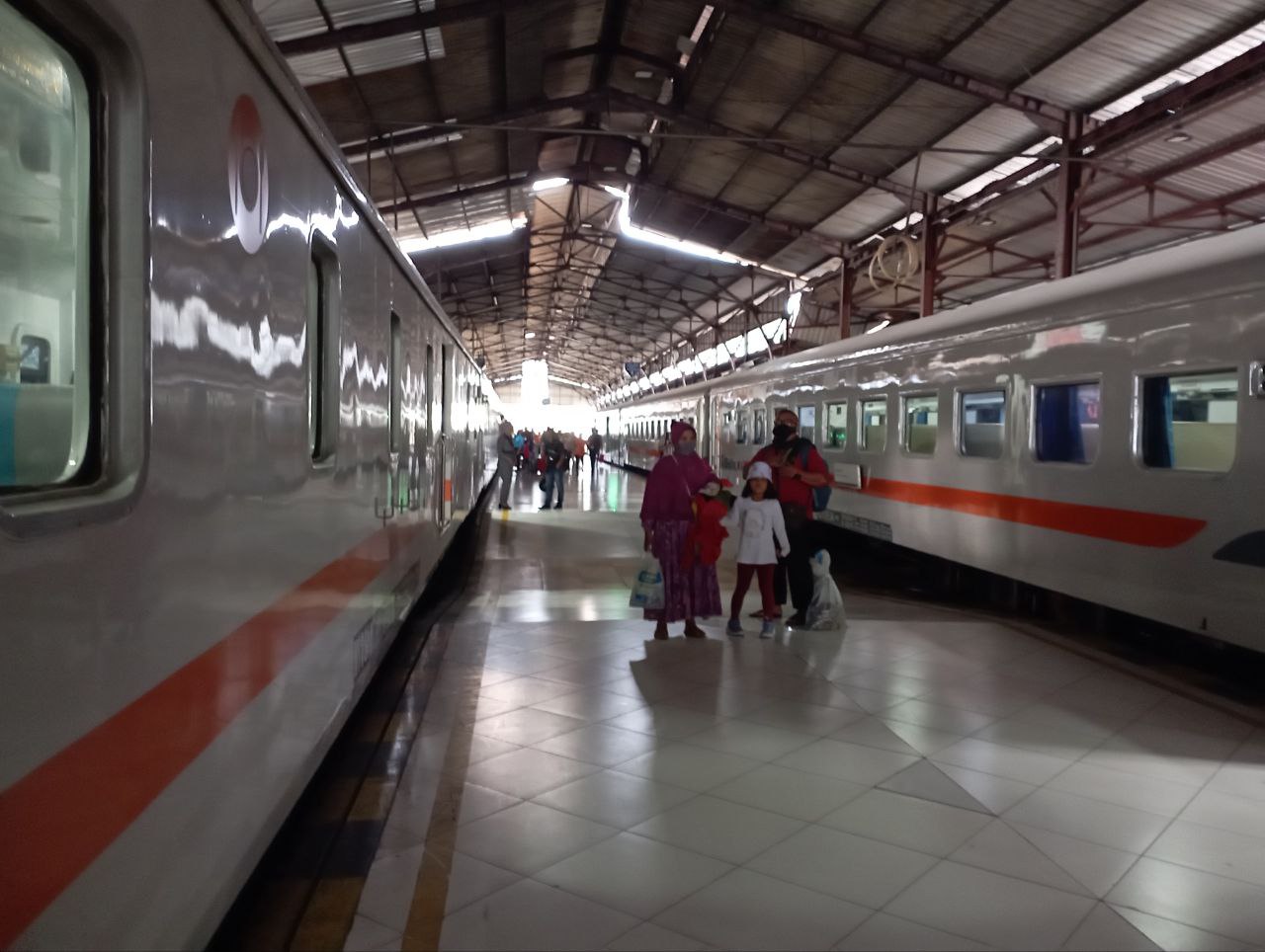 KA Ranggajati (kiri) berhenti di Stasiun Purwokerto, Jawa Tengah.