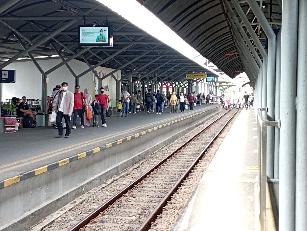 Penumpang KA Ranggajati di Stasiun Surabaya Gubeng, Jawa Timur.
