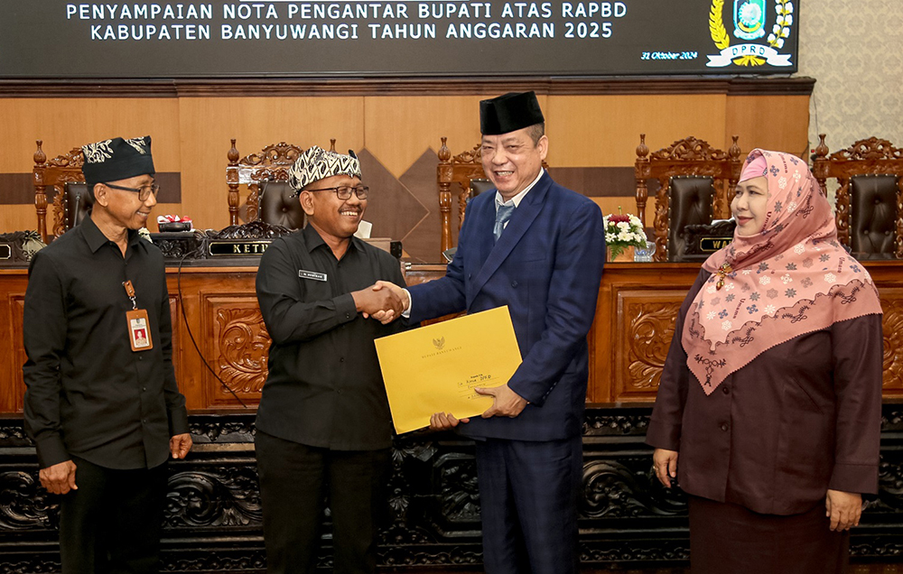 Plt Bupati Sugirah (dua dari kiri) didampingi Pj Sekkab Guntur Priambodo menyerahkan nota keuangan APBD kepada Wakil Ketua DPRD Michael Edy Hariyanto didampingi Siti Mafrochatin Ni&rsquo;mah, Kamis (31/10).