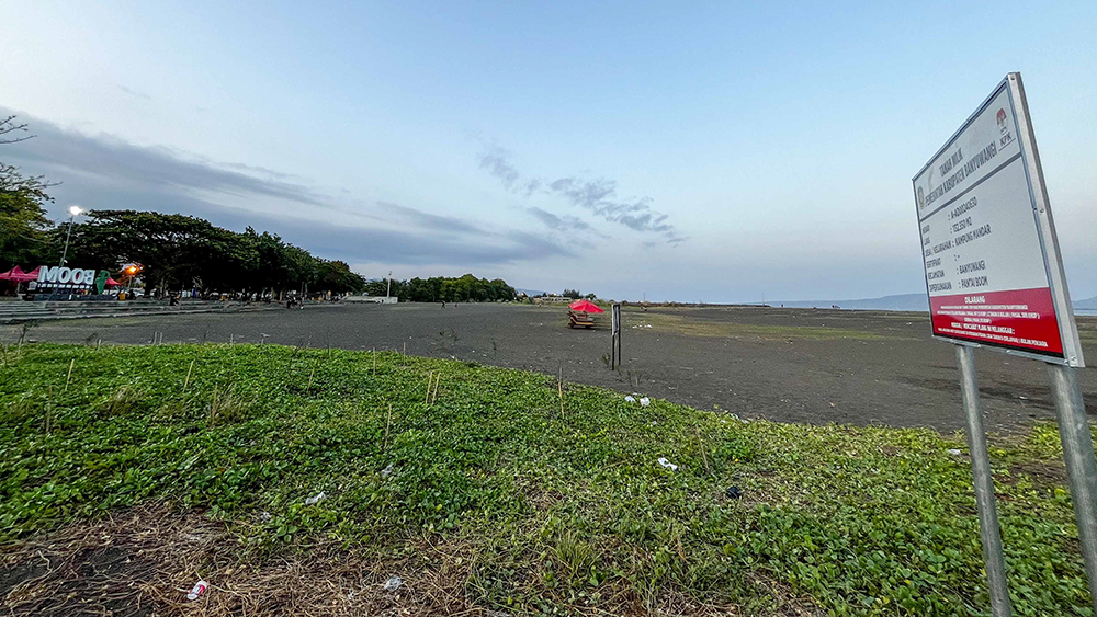Pemkab Banyuwangi memasang plang di Pantai Marina Boom. Pada plang tersebut tertera luasan aset milik Pemkab Banyuwangi yang mencapai 132.550 meter persegi atau 13 hekt