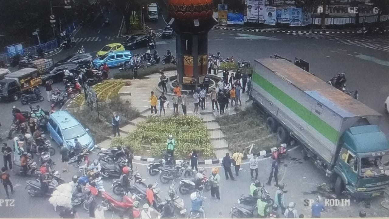 JADI PERHATIAN: Aksi sopir ugal-ugalan di Tugu Adipura Kota Tangerang