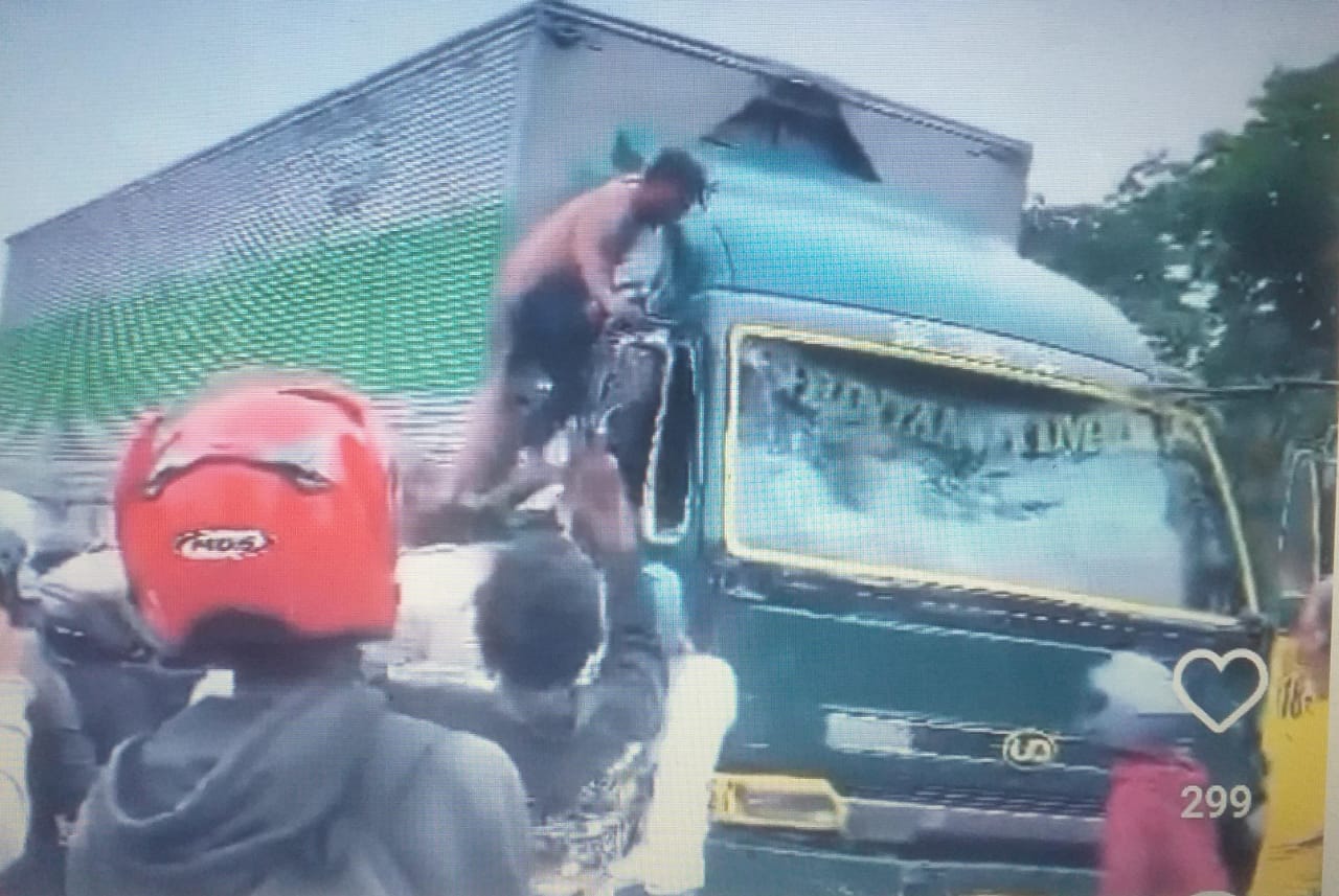 SALAM OLAHRAGA: Sopir truk tronton usai kejadian di Tugu Adipura dikerubuti warga