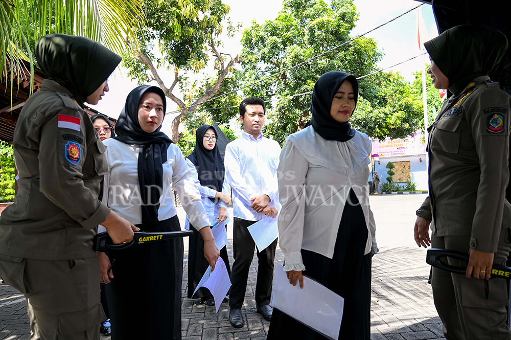 KETAT: Para pelamar CPNS menjalani pemeriksaan sebelum masuk ruang ujian di hari pertama SKD pada Rabu (30/10) di kantor BKPP Banyuwangi.