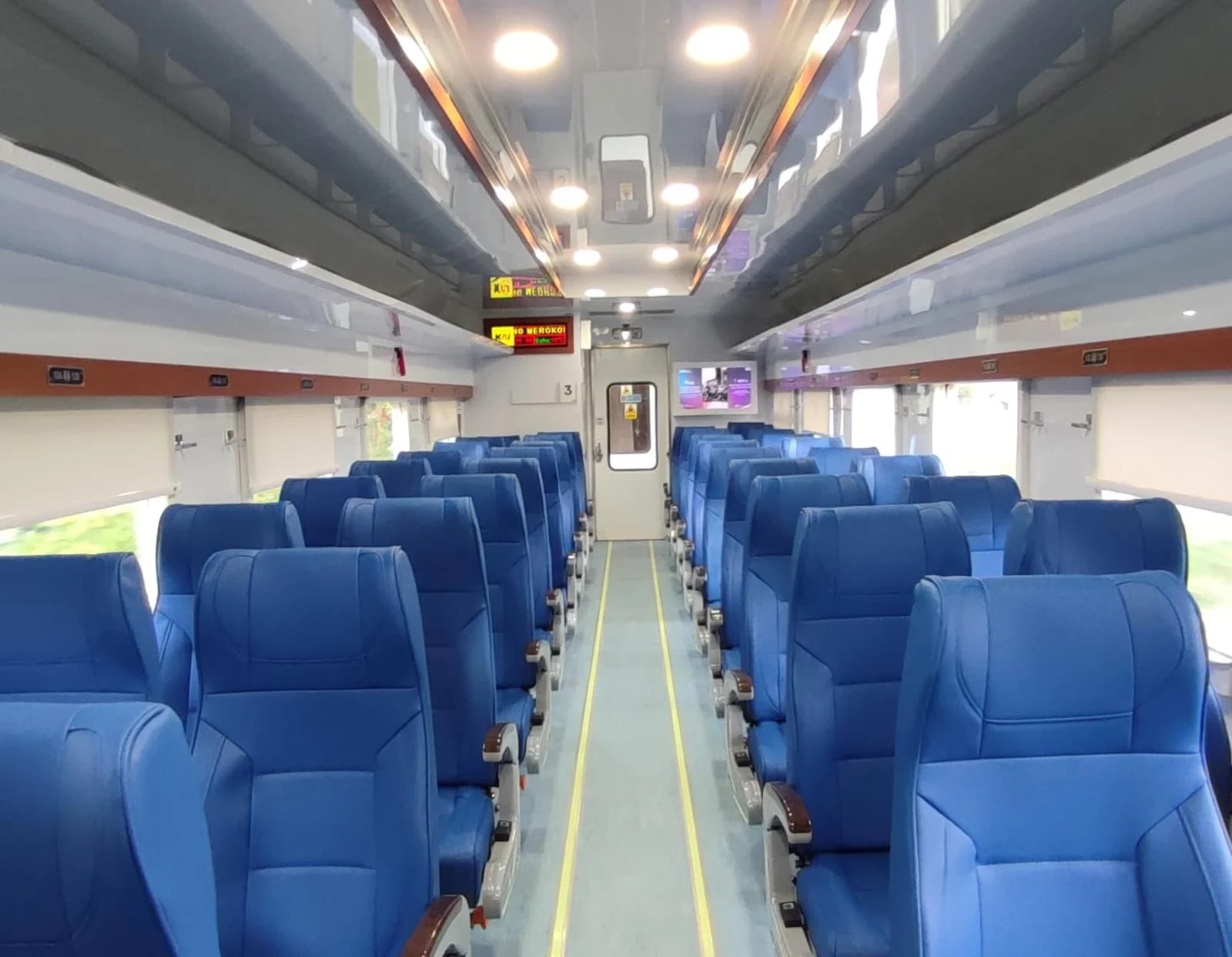 Interior kereta kelas ekonomi new generation modifikasi Balai Yasa Manggarai.