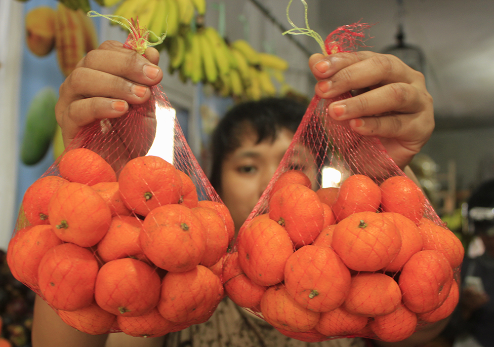 MUDAH DIDAPAT: Buah jeruk dijual pada sebuah pasar di Banyuwangi.
