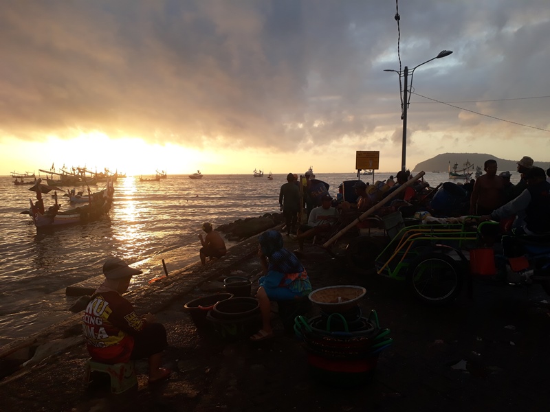 SABAR: Sejumlah pedagang ikan, buruh angkut, dan ojek menunggu kapal pembur ikan di Pelabuhan Brak Kalimoro, Desa Kedungrejo, Kecamatan Muncar Minggu (3/11).