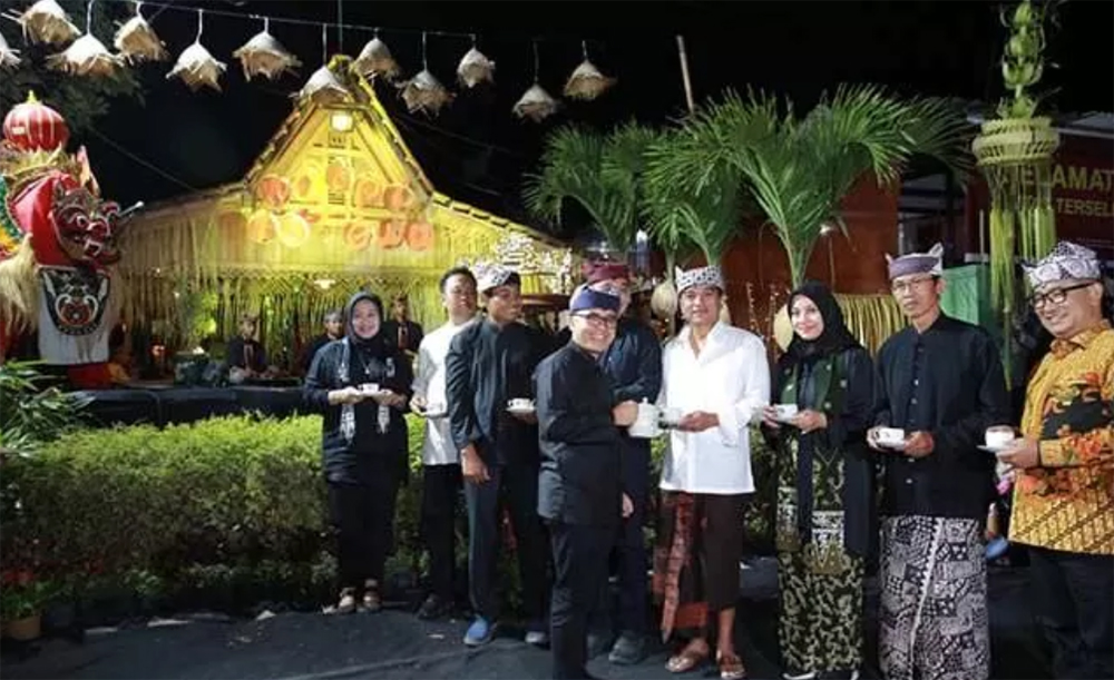 Ngopi Sepuluh Ewu di Kemiren Banyuwangi sudah digelar sejak kepemimpinan Bupati Abdullah Azwar Anas.