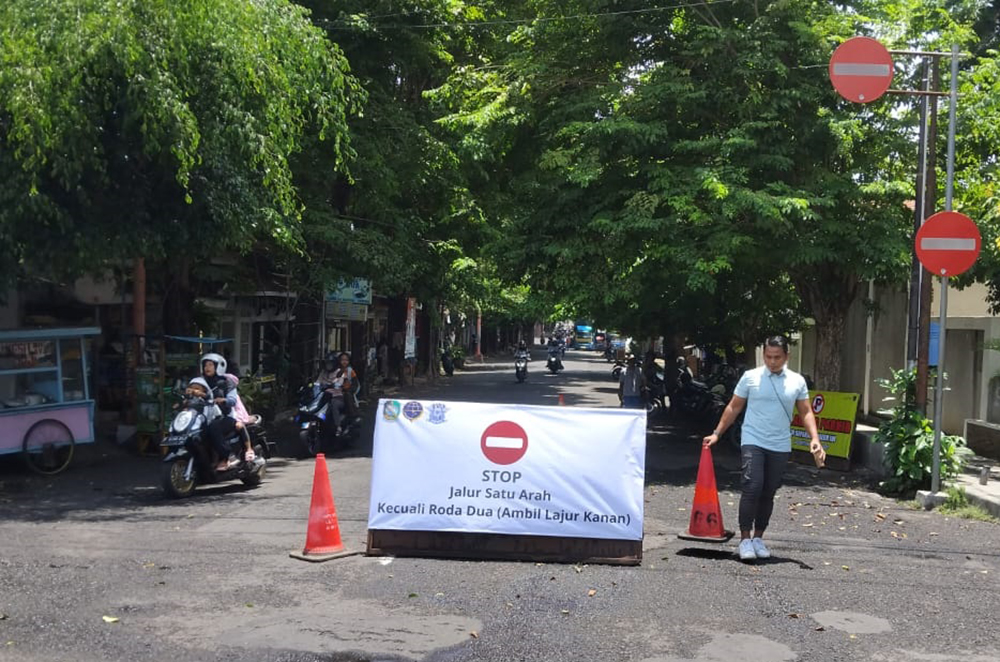 REKAYASA ARUS LALIN: Petugas Dishub memasang papan imbauan di Jalan Jogopati, Banyuwangi, Minggu (3/11).
