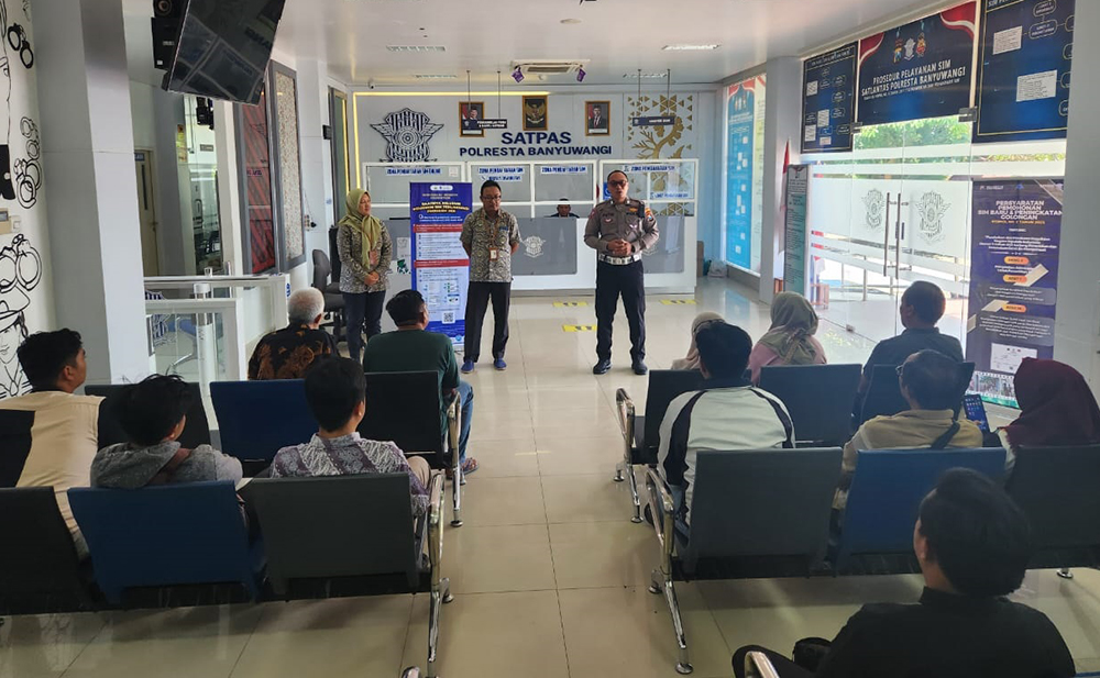 SOSIALISASI: Baur SIM Bripka I Gede Putu Juliardana (kanan) bersama petugas BPJS Kesehatan menyosialisasikan kepesertaan kepada para pengurus SIM di Satpas Polresta Banyuwangi.