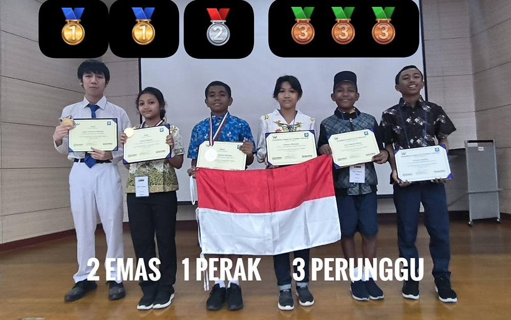MEMBANGGAKAN: Felicia Dahayu menunjukkan medali emas dan sertifikat juara The 9th World Innovative Technology (WIT) Challenge di Chonnam National University, Korsel pada Minggu (3/11).