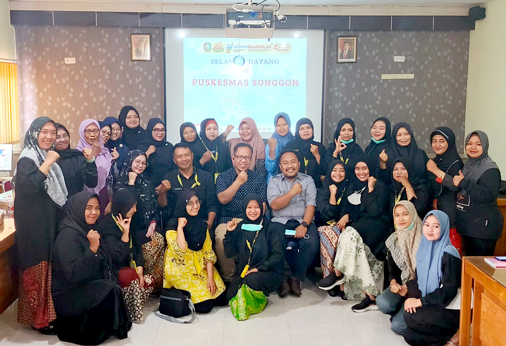 BAGI ILMU: Dokter spesialis kandungan RSIF Banyuwangi berfoto bersama tim medis Puskesmas Songgon usai pembekalan pekan lalu (30/10).