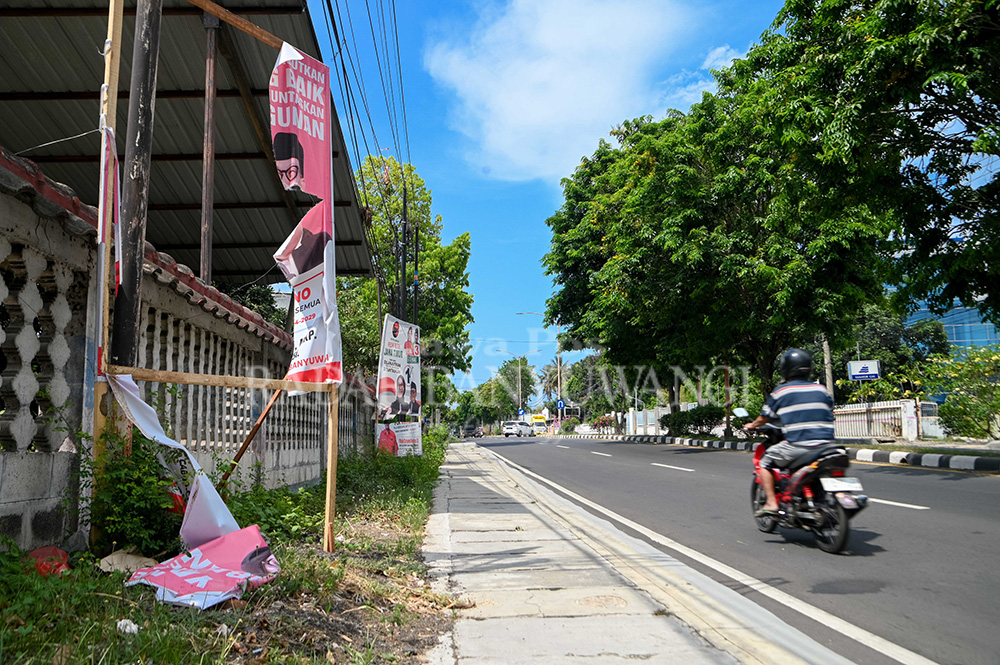 SENGAJA DIJEBOl: APK paslon bergambar Ipuk-Mujiono yang terpasang di pinggir jalan raya masuk Kelurahan Klatak, Kecamatan Kalipuro, rusak akibat ulah orang tak dikenal.