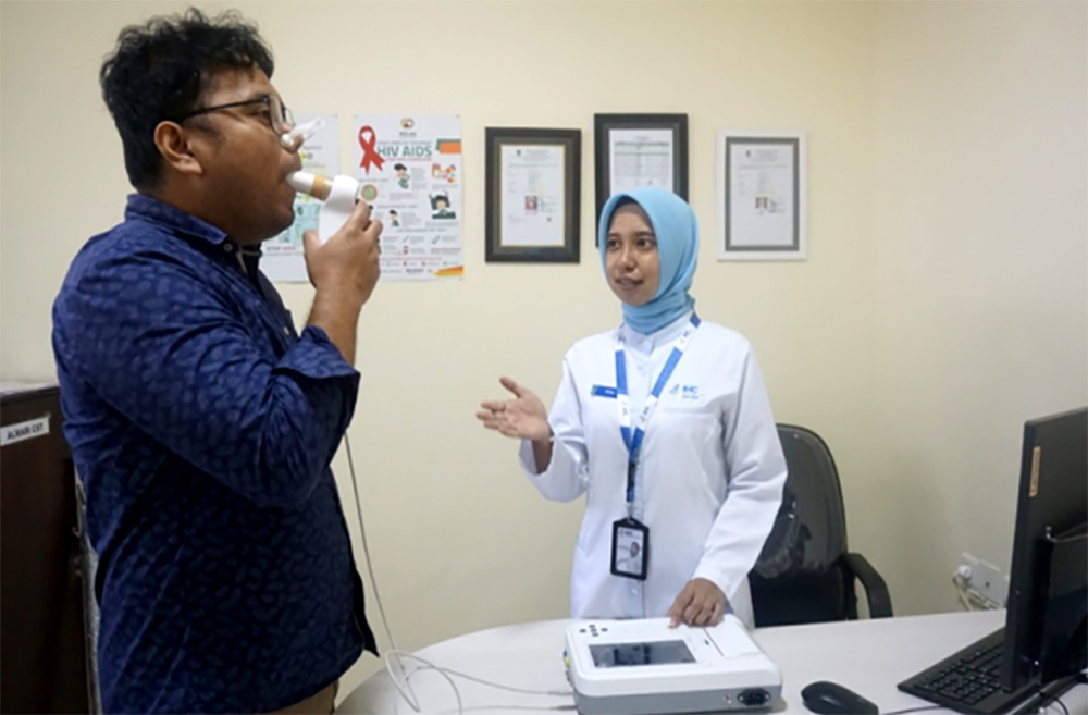 PELAYANAN: Petugas memeriksa pasien menggunakan alat spirometri di Poliklinik RSU Bhakti Husada, Krikilan, Kecamatan Glenmore.