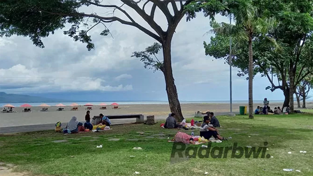 JADI SENGKETA: Masyarakat menikmati salah satu sudut di Pantai Boom Banyuwangi.