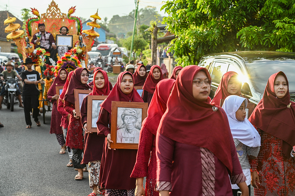 BUDAYA OSING: Warga mengikuti pawai budaya dalam rangka memperingati Hari Jadi Desa Kemiren yang ke-167, Selasa (5/11).