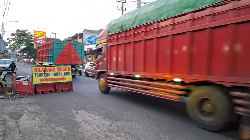 BANDEL: Truk tronton tetap menerobos masuk Kota Genteng meski sdah dipasang papan berisi larangan di jalan simpang tiga Desa Genteng Wetan, Kecamatan Genteng Rabu (6/11).