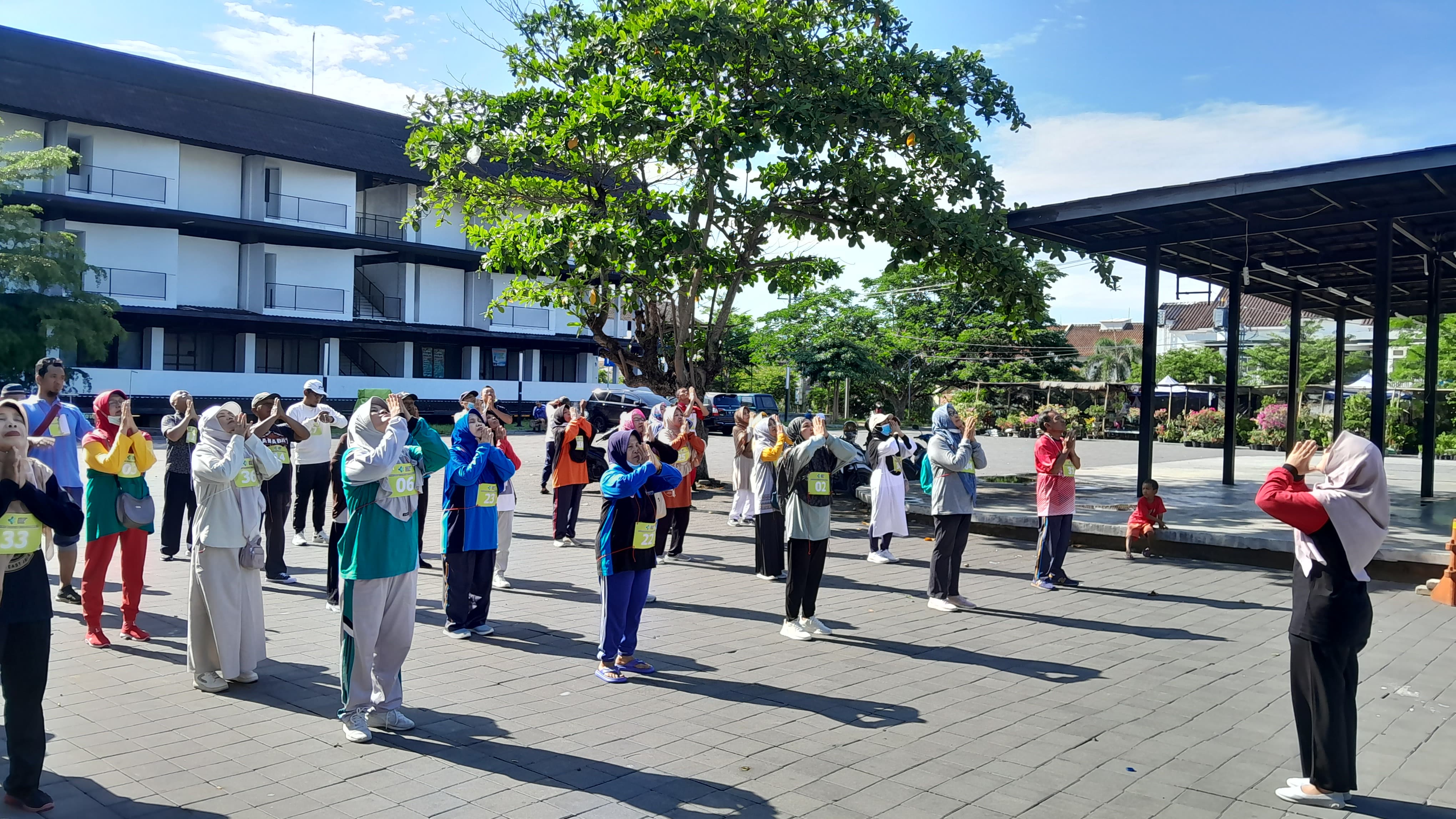 Jamaah calon haji Banyuwangi saat melakukan tes kebugaran di Terminal Wisata Terpadu Sobo, Banyuwangi, Sabtu (9/11).