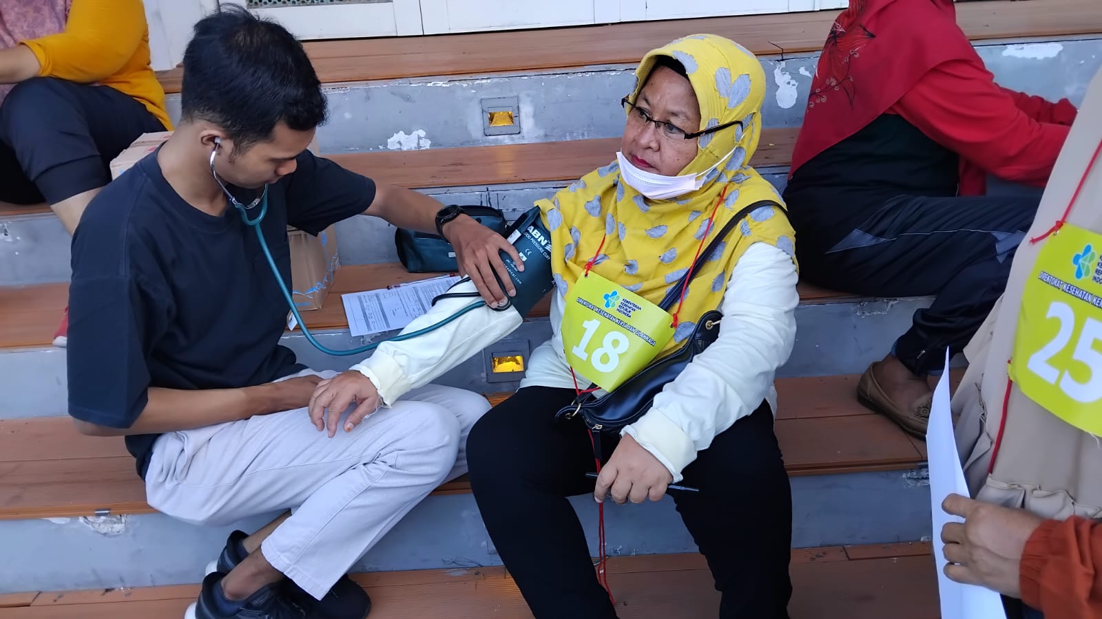 Salah seorang jamaah calon haji Banyuwangi diperiksa tensi tekanan darahnya oleh petugas Puskesmas Sobo.