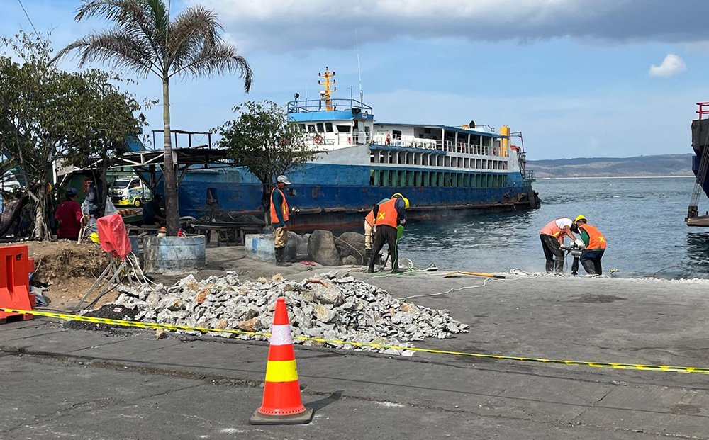 MULAI BERJALAN: Perbaikan dermaga LCM 3 Pelabuhan Ketapang mulai dikerjakan, Jumat (8/11).