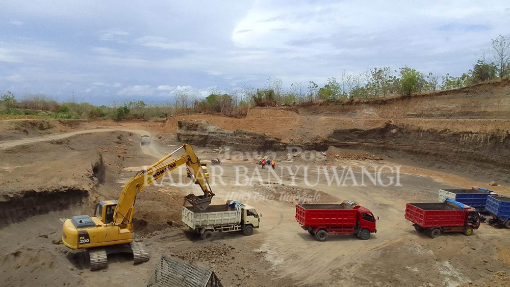 MENGERUK BUMI: Alat berat melakukan kegiatan penggalian tambang pasir di wilayah Kabupaten Banyuwangi beberapa waktu lalu.