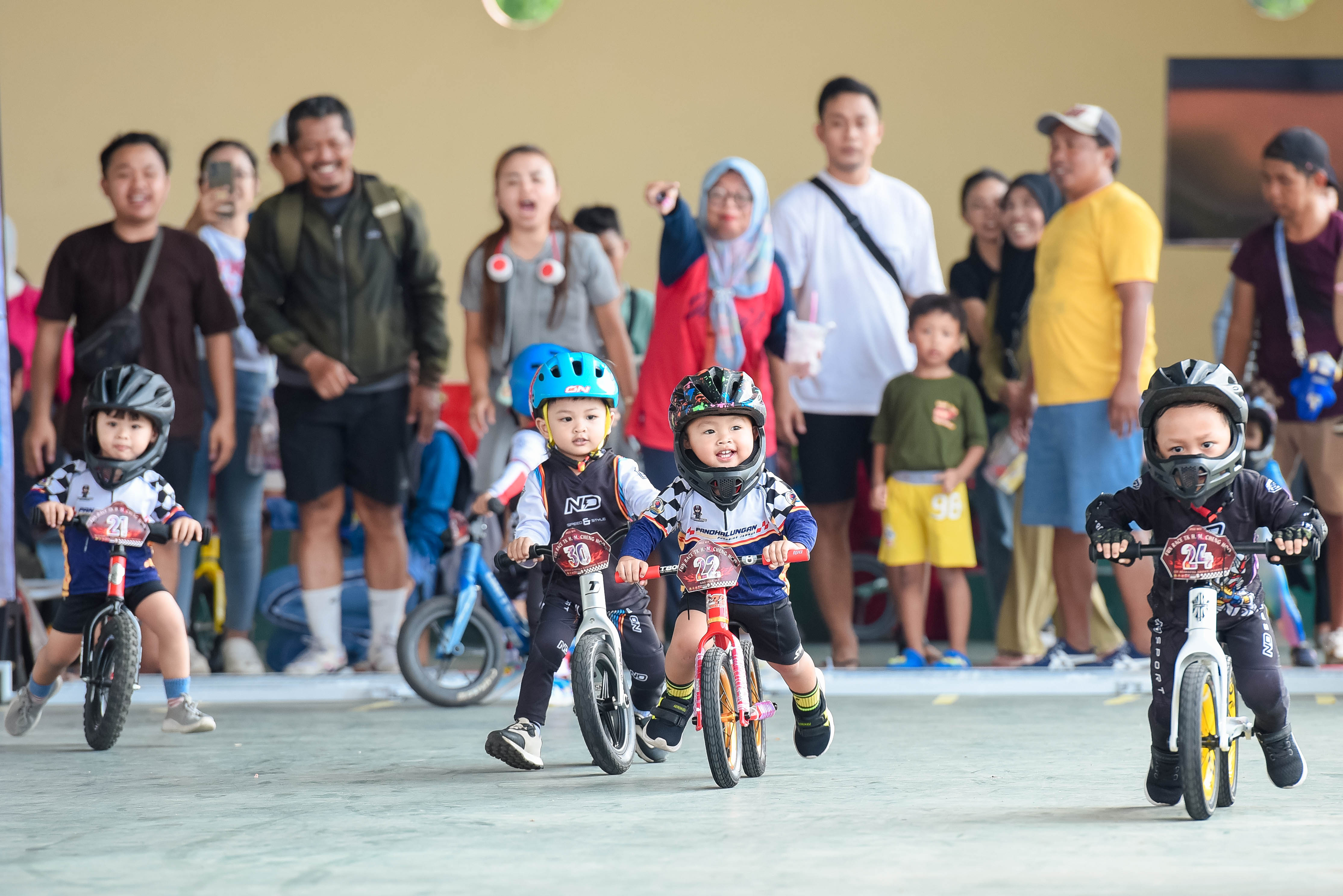 Peserta lomba Push Bike berada di start sirkuit aula TK Haji Muhammad Cheng Hoo, Minggu (10/11).