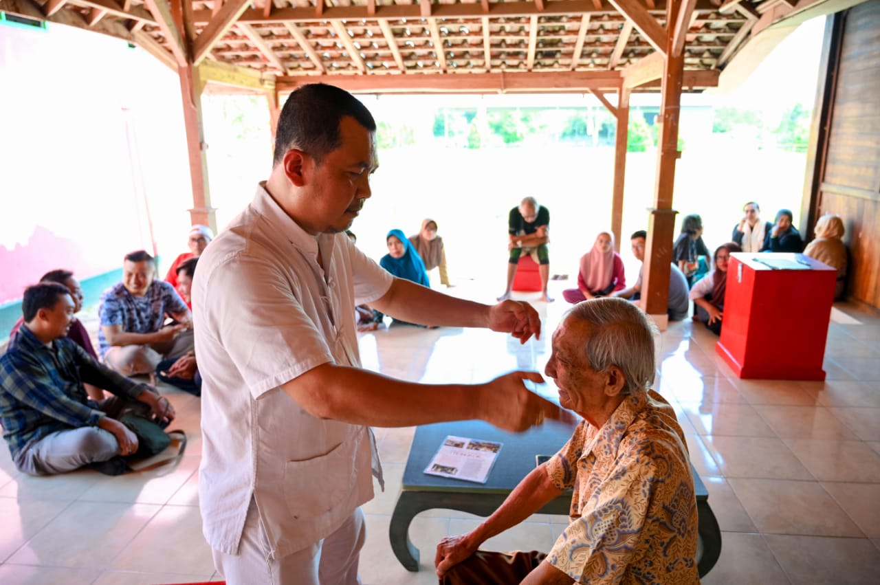 TUNGGU GILIRAN: Pasien antre untuk mendapat pengobatan dari Sinshe Acong di Masjid Haji Muhammad Cheng Hoo Banyuwangi (11/11).