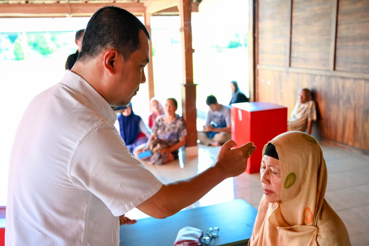 TANPA MENYENTUH: Sinshe Acong menangani pasien yang berobat di Masjid Haji Muhammad Cheng Hoo Banyuwangi.
