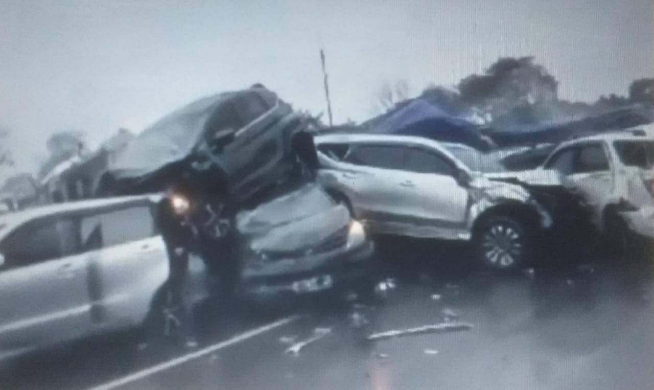 BERUNTUN: Kecelakaan beruntun di Tol Cipularang sebabkan 1 orang meninggal dunia dan 8 lainnya luka