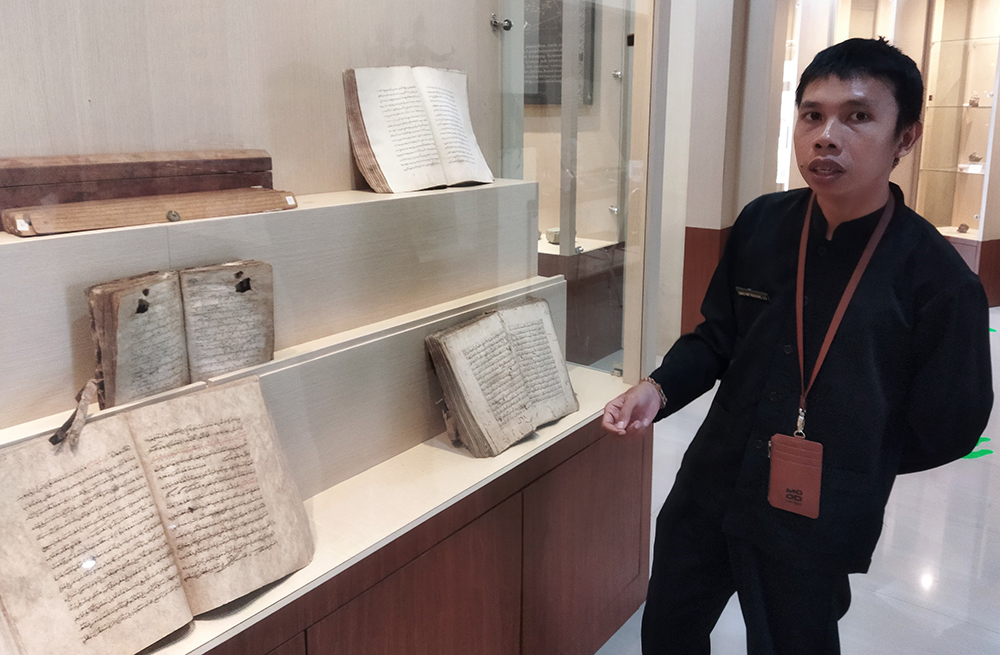 MENGKAJI MANUSKRIP: Pengelola Museum Blambangan Bayu Ari Wibowo menerangkan hasil temuannya terhadap naskah Kitab Tuhfah Al-Mursalah pada Kamis (7/11) siang.