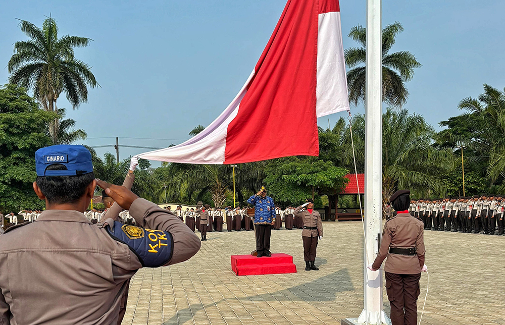 SAMBUTAN: Kepala Smadatara H Mujib SPd MM turun menjadi pembina upacara, Minggu (10/11).