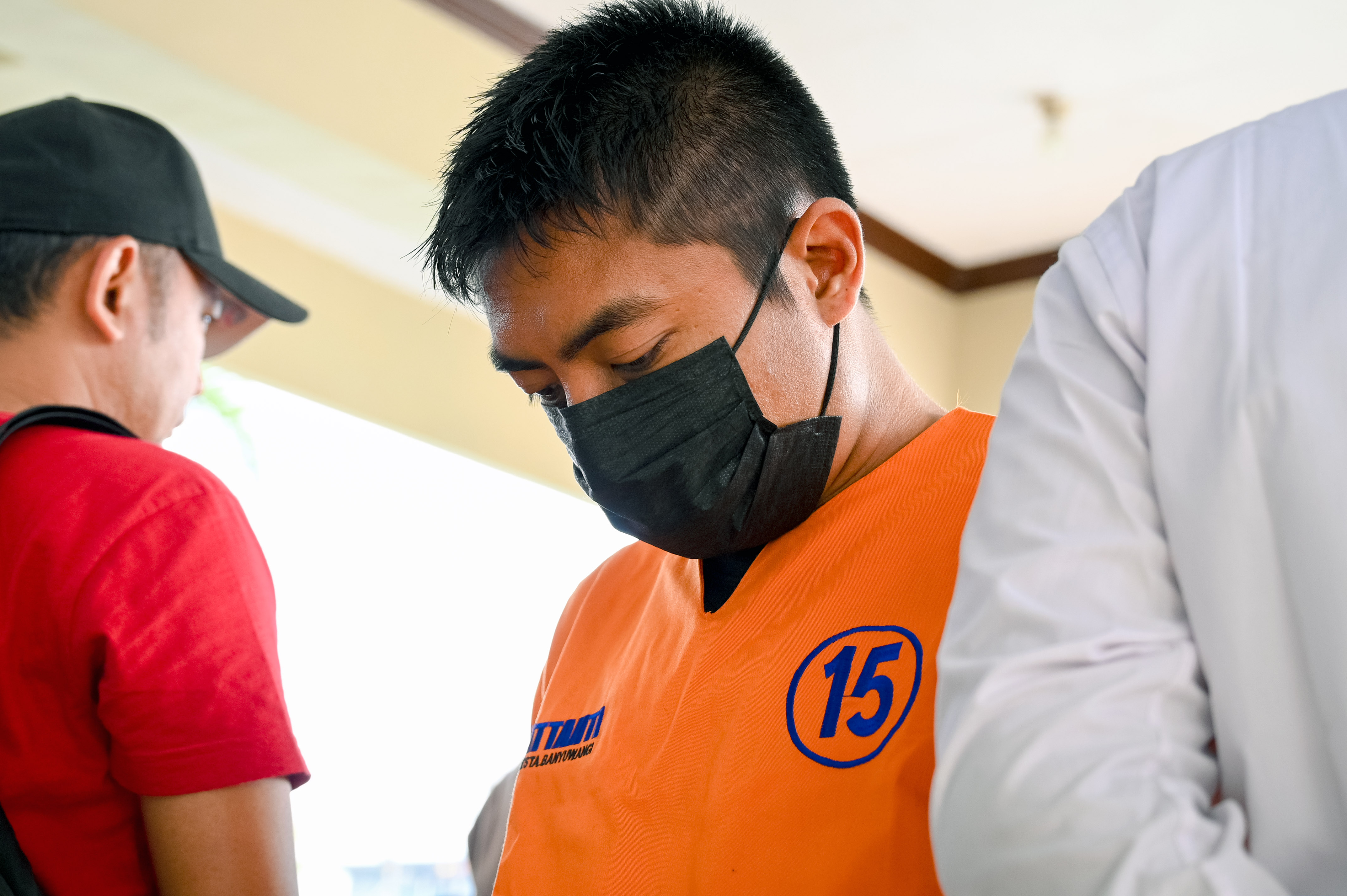 DITAHAN: Muhammad Murni Abdullah saat dirilis Polresta Banyuwangi di hadadan wartawan, Senin (11/11).
