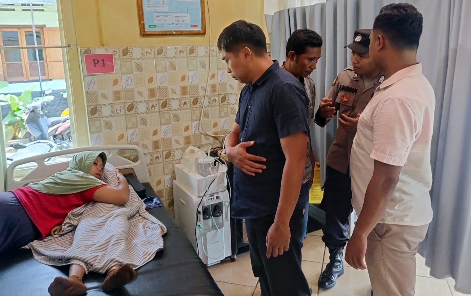 BERDUKA: Ibu korban SA memeluk erat jenazah DC saat berada di Klinik NU Kecamatan Kalibaru, Rabu (13/11).