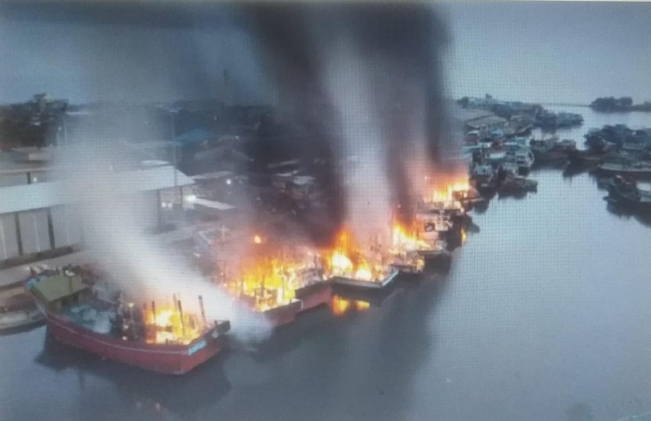 Pelabuhan Perikanan Nusantara Pekalongan Jadi Lautan Api, Belasan Kapal ...