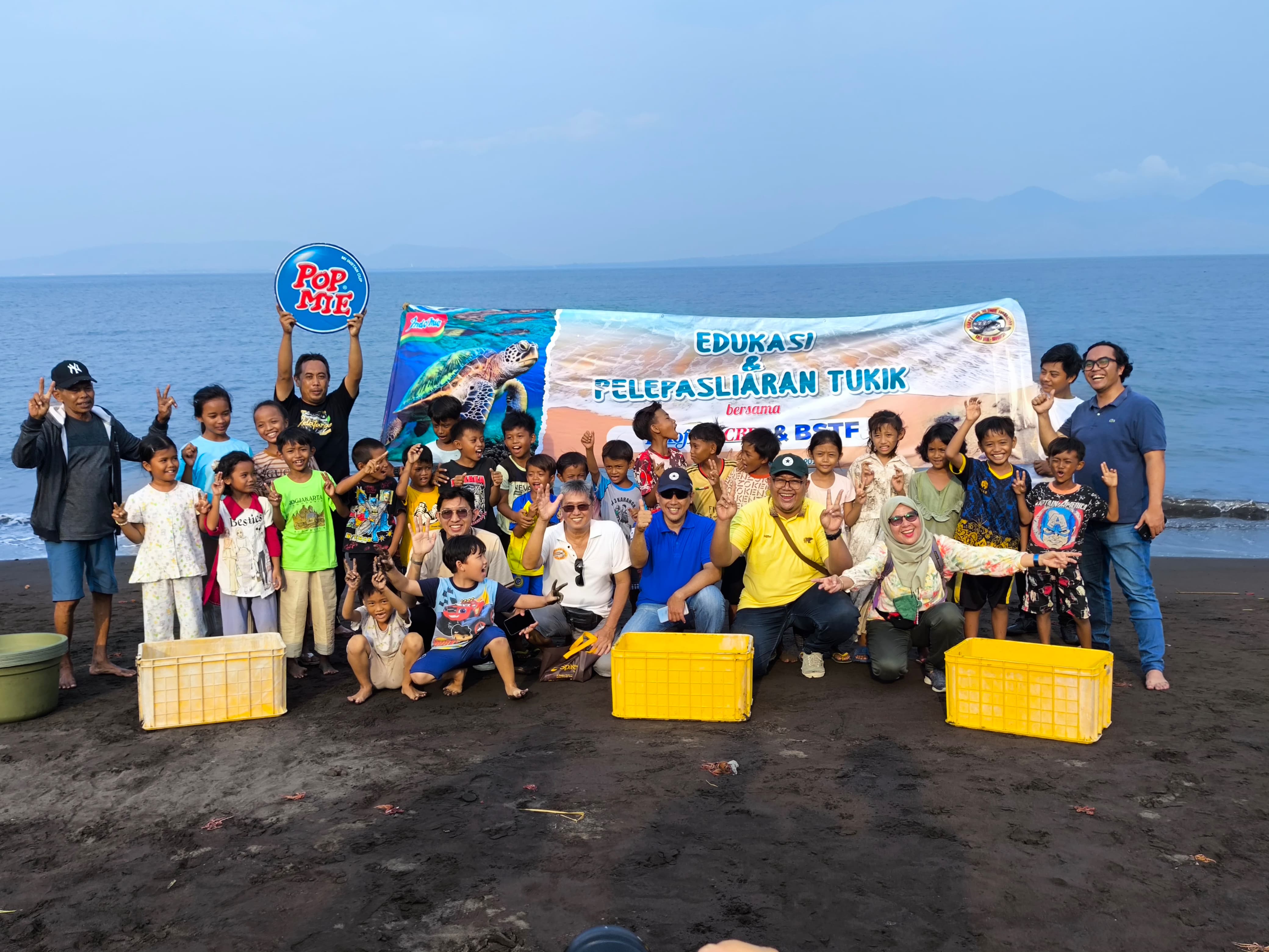 BSTF dan Indofood foto bersama anak-anak usai pelepasan penyu di Pantai Pulau Santen, Kelurahan Karangrejo, Banyuwangi, Kamis (14/11).