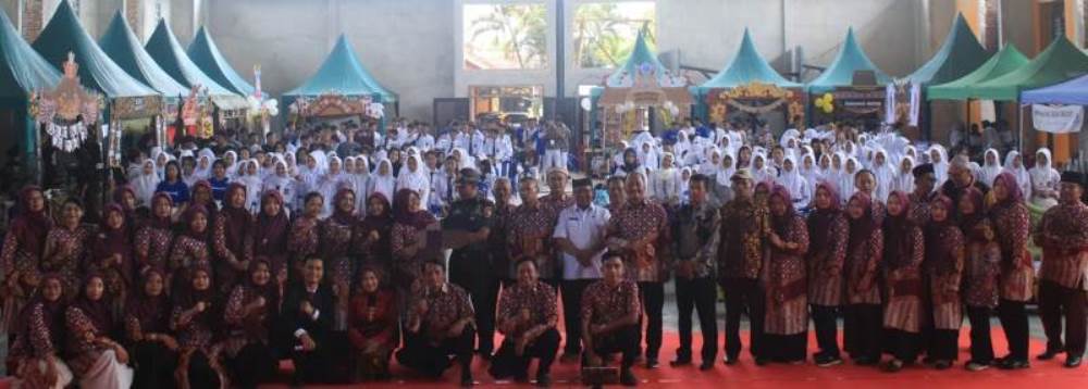 KOMPAK: Kepala SMAN 1 Purwoharjo Akib Effendy, Kasi SMA Dispendik Jatim Wilayah Banyuwangi M Arief Ainur Rozie, komite sekolah, guru purna, Forpimka dan para guru bersama siswa dalam ajang kreatifitas