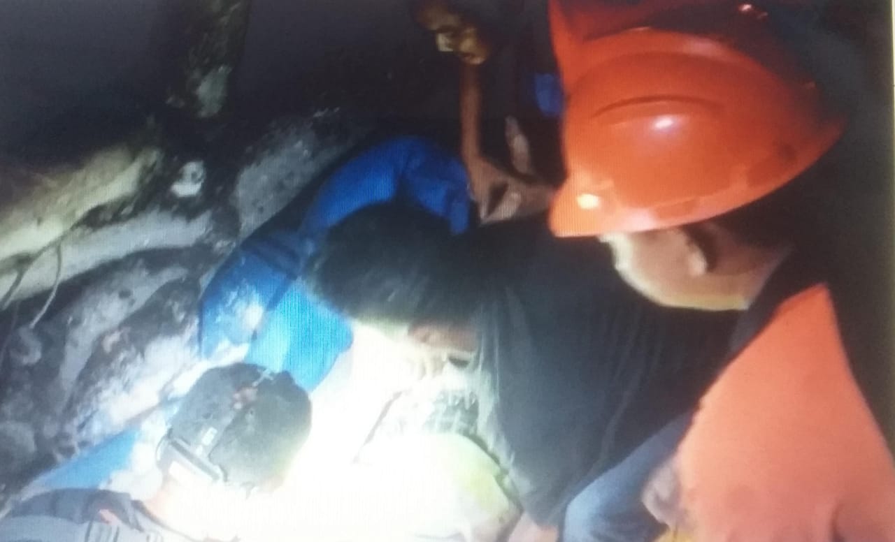 EVAKUASI: BPBD mengevakuasi korban dari pohon santen di warung lalapan di Gianyar