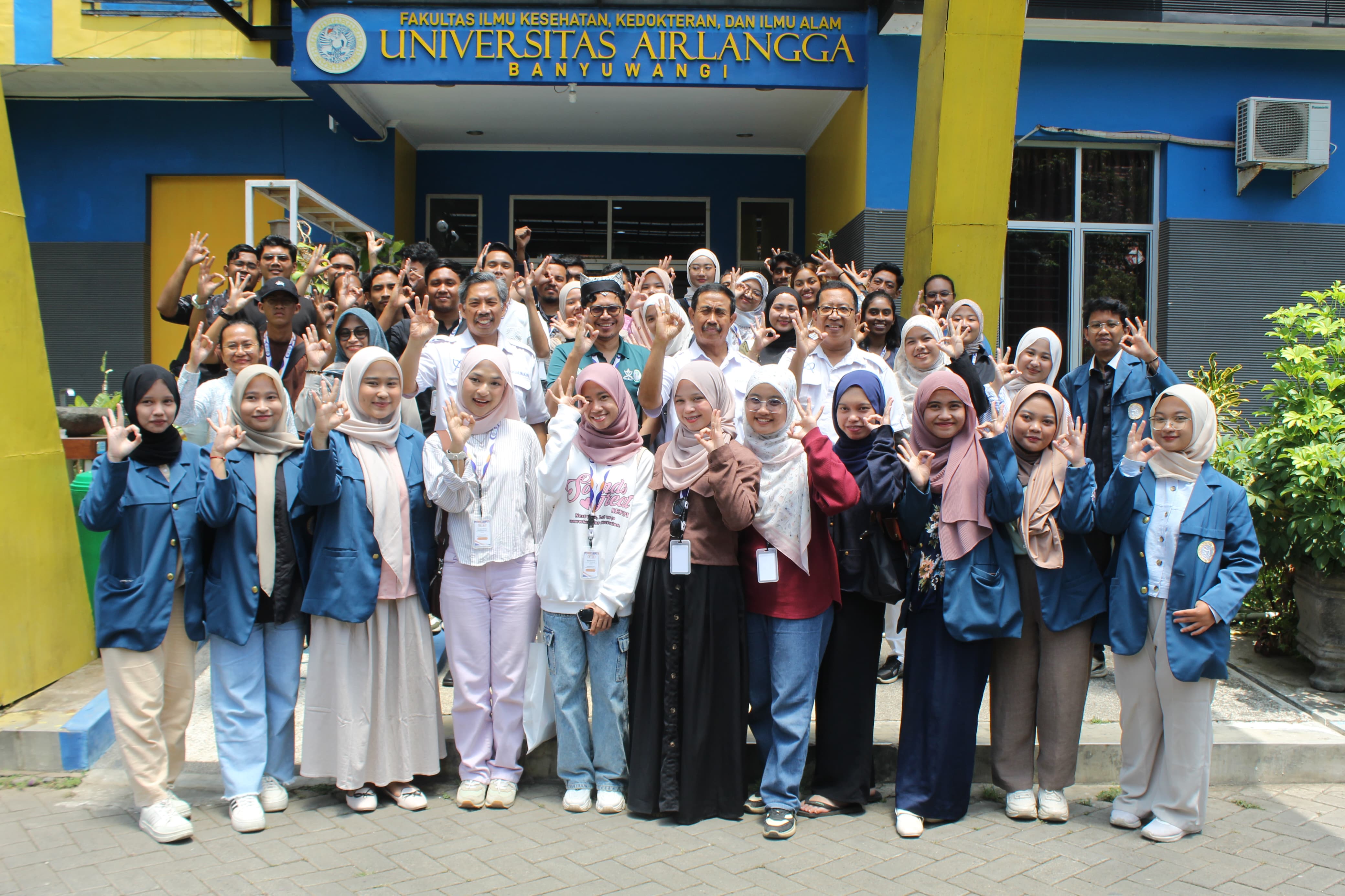 Mahasiswa FIKKIA Unair Banyuwangi dan UMT foto bersama usai penutupan WUACD International Student Mobility in Community Development, Jumat (15/11).
