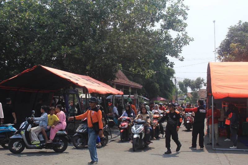 SIMULASI EVAKUASI: Warga Dusun Krajan, Desa Tembokrejo, Kecamatan Muncar mengamankan diri ke titik kumpul saat ada gempa megathrust dan tsnami beberapa waktu lalu.